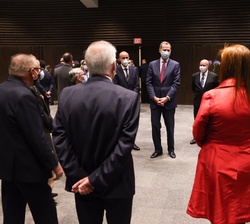 Su Majestad el Rey durante el encuentro con representantes de la colectividad española