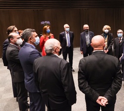 Su Majestad el Rey conversa con representantes de la colectividad española