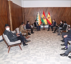 Su Majestad el Rey y el Presidente electo del Estado Plurinacional de Bolivia, Luis Arce Catacora acompañados por las delegaciones de ambos países dur