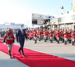 Su Majestad el Rey pasa revista a la Unidad Militar de los Colorados de Bolivia