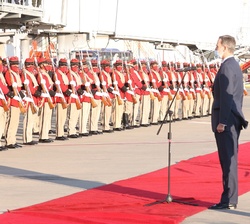 Su Majestad el Rey saluda a la Unidad Militar de los Colorados con la fórmula "Buenas tardes, Colorados de Bolivia!"