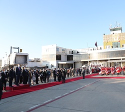Vista general del aeropuerto internacional El Alto durante la interpretación de los Himnos Nacionales de España y Bolivia