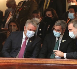 Su Majestad el Rey conversa con el Presidente de Colombia, Iván Duque y el Presidente del Paraguay, Mario Abdo Benítez