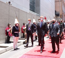 Su Majestad el Rey y los demás Jefes de Estado e invitados especiales se dirigen a la Casa Grande del Pueblo