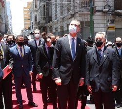 Su Majestad el Rey y los demás Jefes de Estado e invitados especiales se dirigen a la Casa Grande del Pueblo
