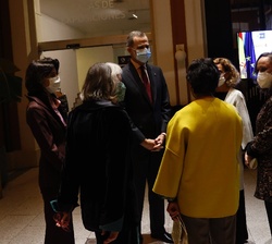 Su Majestad el Rey conversa con las autoridades que le recibieron a su llegada a la Casa de América