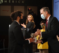 Su Majestad el Rey durante el acto de entrega de galardones a los premiados