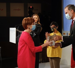 Su Majestad el Rey durante el acto de entrega de galardones a los premiados
