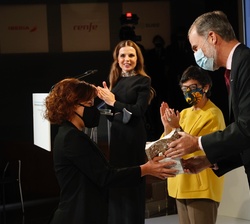 Su Majestad el Rey durante el acto de entrega de galardones a los premiados