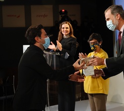 Su Majestad el Rey durante el acto de entrega de galardones a los premiados