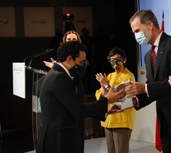Su Majestad el Rey durante el acto de entrega de galardones a los premiados