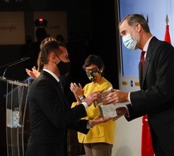 Su Majestad el Rey durante el acto de entrega de galardones a los premiados