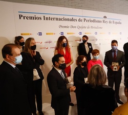Don Felipe conversa con los premiados