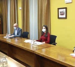 Su Majestad la Reina antes de comenzar la reunión