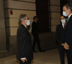 Don Felipe recibe el saludo de Jesús María Sanz, presidente de la Real Academia de Ciencias Exactas, Físicas y Naturales (RAC) en presencia Pedro Duqu