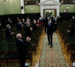Don Felipe recibe un afectuoso saludo del público asistente en la Sede de la RAC