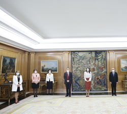 Su Majestad la Reina junto a la junta directiva de la Asociación Internacional del Teléfono de la Esperanza