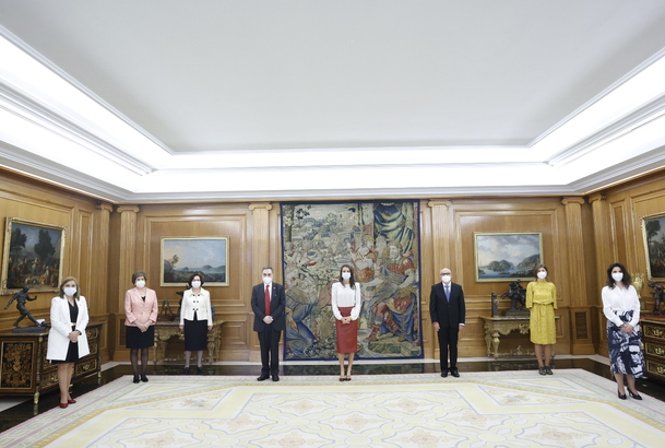 Su Majestad la Reina junto a la junta directiva de la Asociación Internacional del Teléfono de la Esperanza
