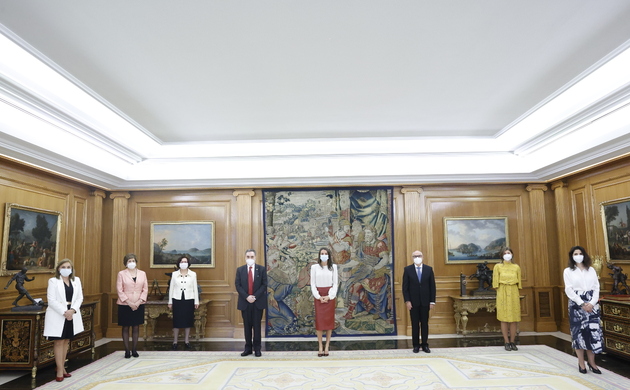 Su Majestad la Reina junto a la junta directiva de la Asociación Internacional del Teléfono de la Esperanza