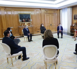 Su Majestad la Reina conversa con los asistentes a la audiencia