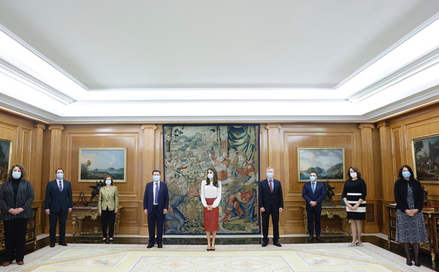 Su Majestad la Reina junto a la representación de la Asociación Española de Editoriales de Publicaciones Periódicas (AEEPP)