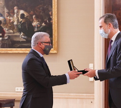 Su Majestad el Rey recibe la Medalla de Oro Conmemorativa de la Asociación
