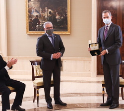 Su Majestad el Rey tras recibir la Medalla de Oro Conmemorativa de la Asociación