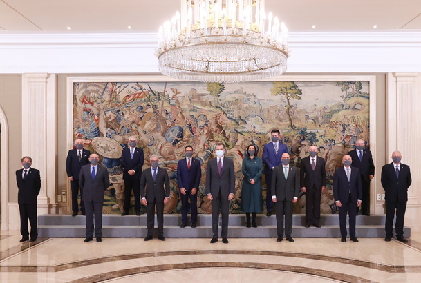 Fotografía de grupo de Su Majestad el Rey con la comisión directiva de la Agrupación Española de Empresas Exportadoras