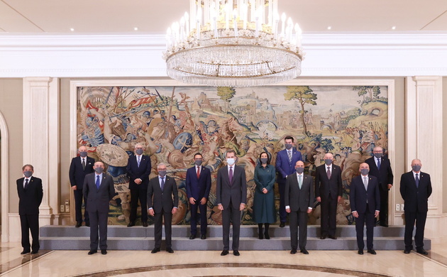 Fotografía de grupo de Su Majestad el Rey con la comisión directiva de la Agrupación Española de Empresas Exportadoras