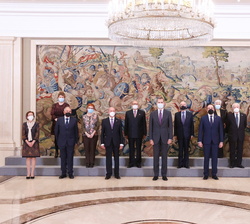 Fotografía de grupo de Su Majestad el Rey con la junta directiva de la Confederación Española de Organizaciones de Mayores