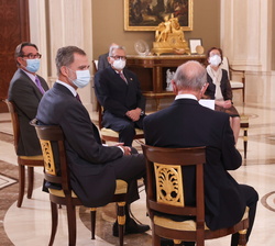 Su Majestad el Rey durante la audiencia a la junta directiva de la Confederación Española de Organizaciones de Mayores