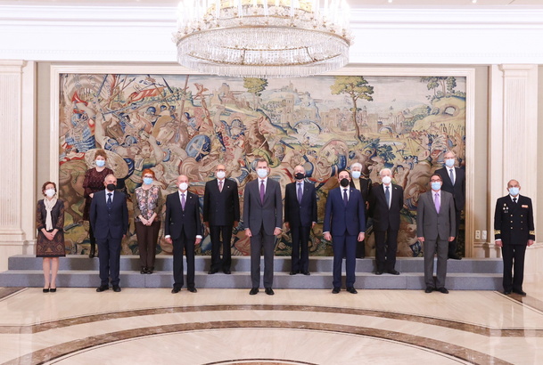 Fotografía de grupo de Su Majestad el Rey con la junta directiva de la Confederación Española de Organizaciones de Mayores