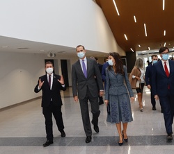 Don Felipe y Doña Letizia acceden al vestíbulo del nuevo Hospital Universitario de Toledo