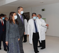 Sus Majestades los Reyes saludan a los miembros del Consejo de Dirección del nuevo Hospital Universitario de Toledo