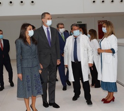 Sus Majestades los Reyes saludan a los miembros del Consejo de Dirección del nuevo Hospital Universitario de Toledo