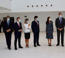 Sus Majestades los Reyes conversan con las autoridades antes de dirigirse al salon de actos del nuevo Hospital Universitario de Toledo, donde dio comi