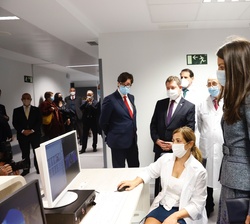 Sus Majestades los Reyes atentos a las explicaciones que, en todo momento,  les fueron facilitadas por el personal sanitario del Centro