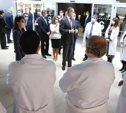 Sus Majestades los Reyes conversan con una representación de responsables del Servicio Público de Castilla-La Mancha