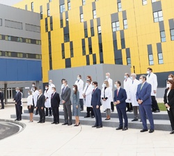 Don Felipe y Doña Letizia acompañados del personal sanitario que les atendió durante su visita al nuevo Hospital  Universitario de Toledo