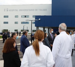 Sus Majestades los Reyes al término de su visita al nuevo Hospital Universitario de Toledo