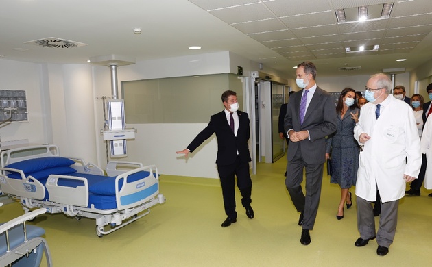 Sus Majestades los Reyes durante su recorrido por las instalaciones del nuevo Hospital Universitario de Toledo