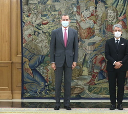 Su Majestad el Rey junto al consejero delegado Grupo Renault, Luca de Meo