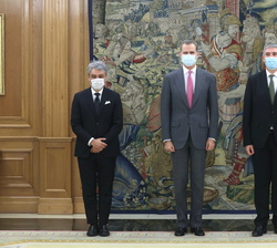 Su Majestad el Rey junto al concejero delegado Grupo Renault, Luca de Meo y el vicepresidente de Fabricaciones y Logística Grupo Renault, José Vicente