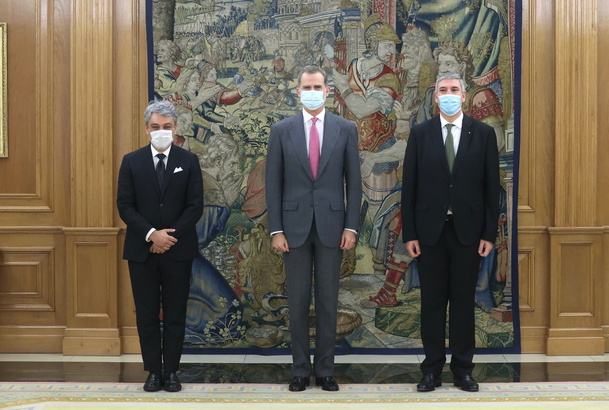 Su Majestad el Rey junto al concejero delegado Grupo Renault, Luca de Meo y el vicepresidente de Fabricaciones y Logística Grupo Renault, José Vicente