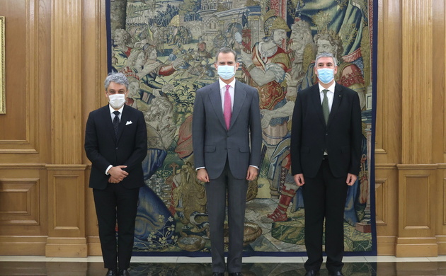 Su Majestad el Rey junto al concejero delegado Grupo Renault, Luca de Meo y el vicepresidente de Fabricaciones y Logística Grupo Renault, José Vicente