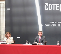 Su Majestad el Rey acompañado por la presidenta del Patronato de la Fundación Cotec y por el vicepresidente del Patronato de la Fundación Cotec y pres