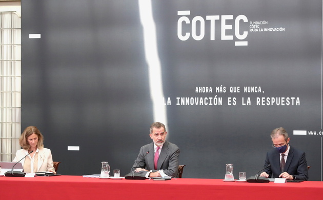 Su Majestad el Rey acompañado por la presidenta del Patronato de la Fundación Cotec y por el vicepresidente del Patronato de la Fundación Cotec y pres