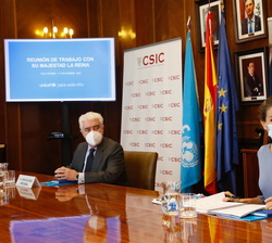 Su Majestad la Reina junto al presidente de UNICEF España durante la reunión
