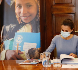 ​Su Majestad la Reina observa un dossier informativo durante la reunión de trabajo con UNICEF