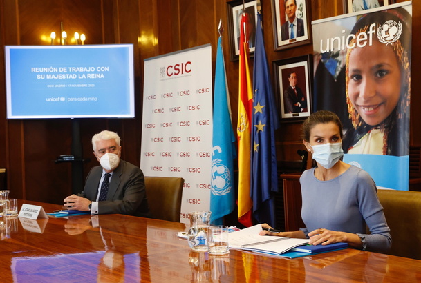 Su Majestad la Reina junto al presidente de UNICEF España durante la reunión